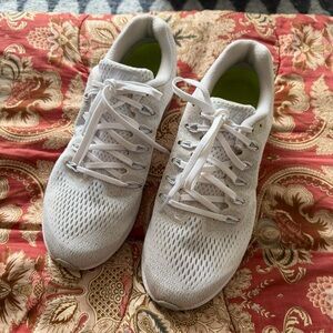 Nike White Zoom Athletic Sneakers Women’s US 8.5